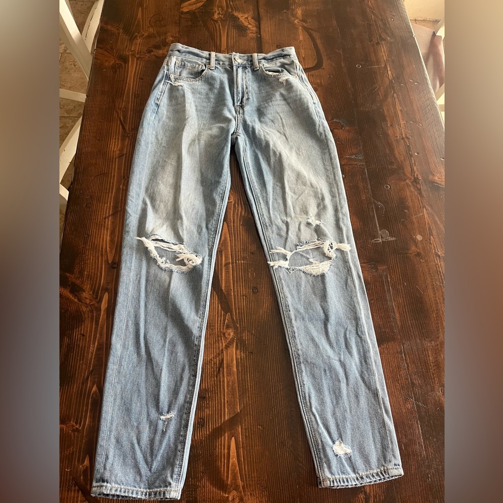 American Eagle Outfitters Light Blue Distressed jeans